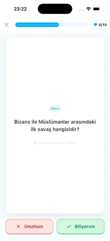 Edlyne flash card ekranı — soru kartı ve biliyorum/unuttum seçenekleri